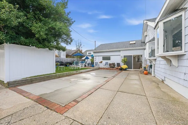 a view of the street with buildings