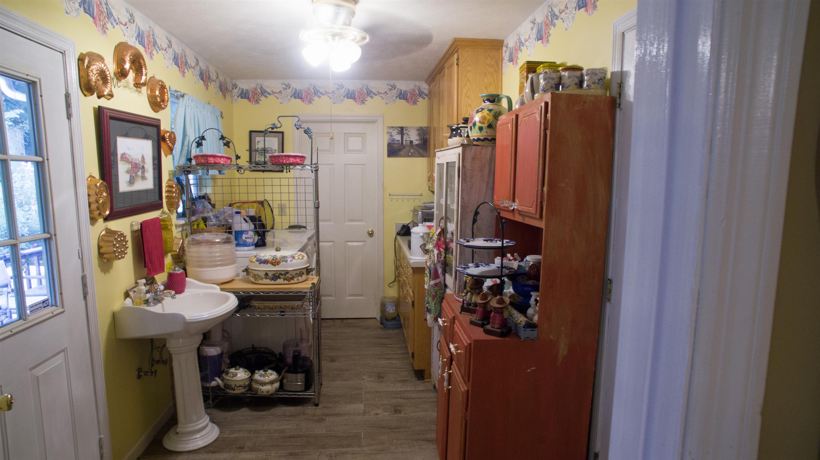 3800 Adamson Branch Road Liberty, TN 37095 - Photo 20 of 29 Laundry Room/Mud Room in between 2 Car Garage and Back Deck