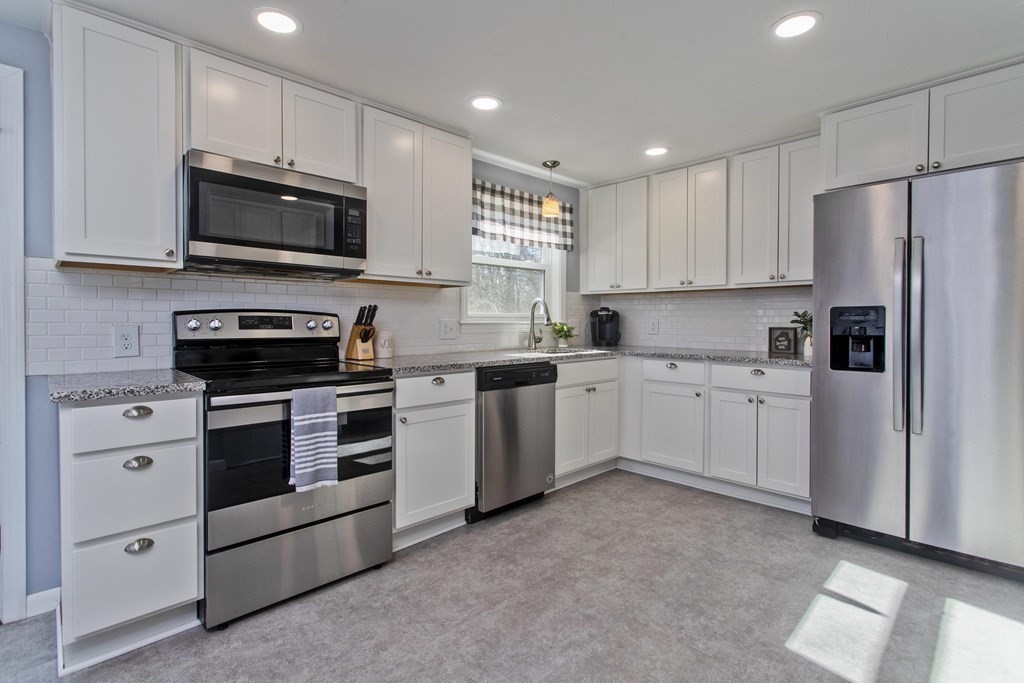 336 Newhouse Street Springfield, MA 01118 - Photo 7 of 38 Gallery Image 7