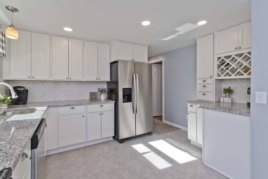 336 Newhouse Street Springfield, MA 01118 - Photo 9 of 38 Gallery Image 9