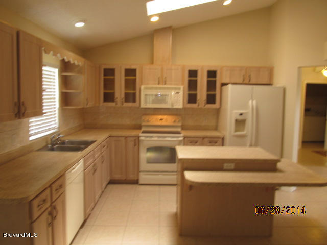 698 Sauders Road Southeast Palm Bay, FL 32909 - Photo 6 of 16 Kitchen