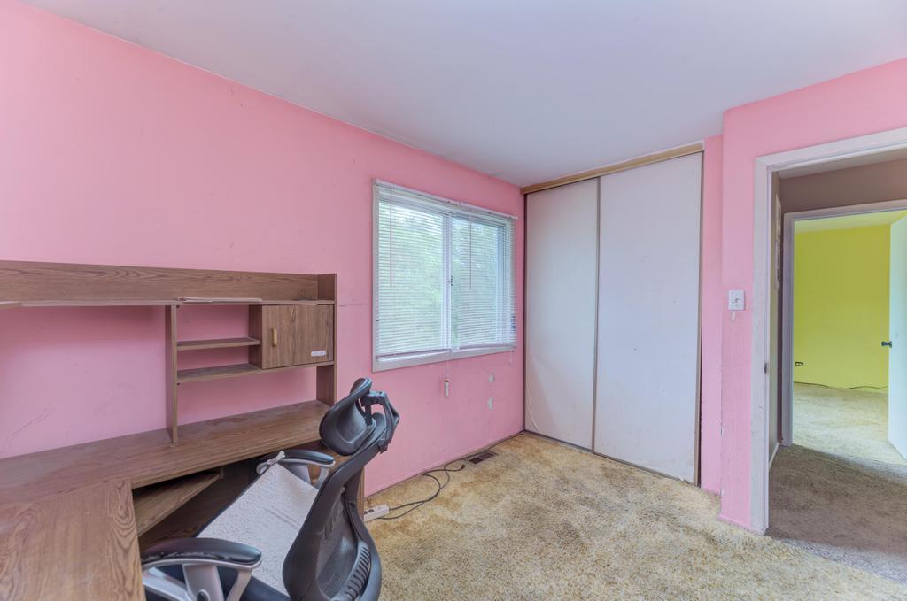 28 Willow Road Matteson, IL 60443 - Photo 24 of 30 a room with furniture and a window