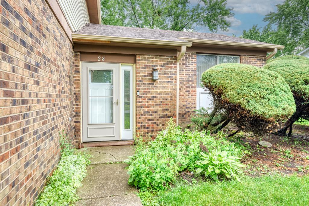 28 Willow Road Matteson, IL 60443 - Photo 3 of 30 a front view of a house with garden