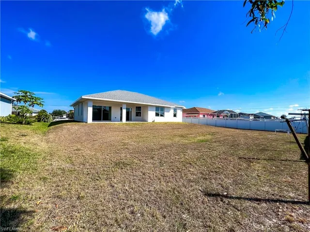 $1,900 | 3303 33rd Street Southwest, Lehigh Acres, FL 33976