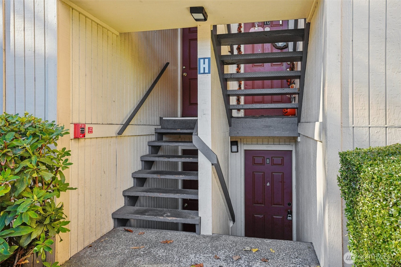 31003 14th Avenue South, Unit H8 Federal Way, WA 98003 - Photo 2 of 17 a view of entryway with a flower pot