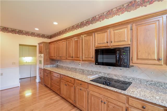 2003 Pointe Barton Drive Lebanon, TN 37087 - Photo 15 of 19 Beautiful Custom kitchen cabinets