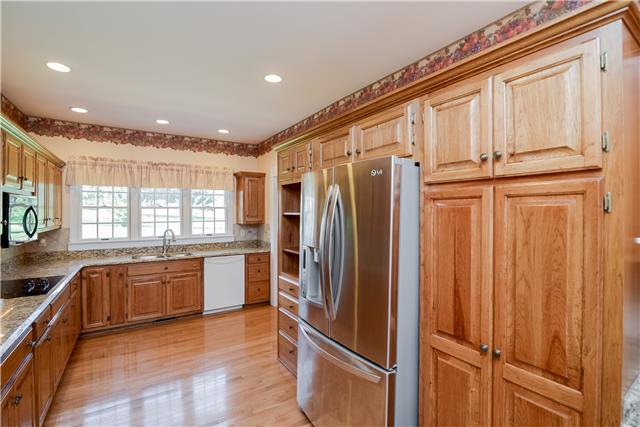 2003 Pointe Barton Drive Lebanon, TN 37087 - Photo 3 of 19 Beautiful Kitchen with Custom Cabinets