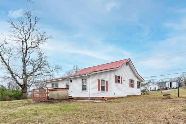 $199,900 | 1933 Grit Road, Hurt, VA 24563