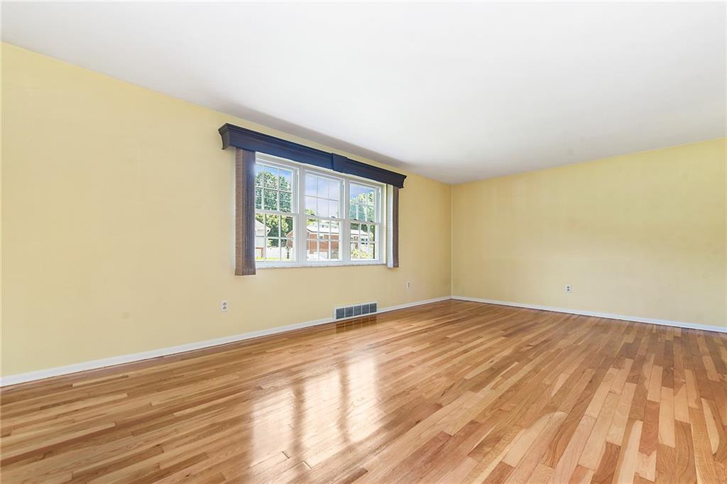 524 Rainier Drive Pittsburgh, PA 15239 - Photo 5 of 33