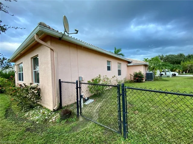 a view of house with backyard