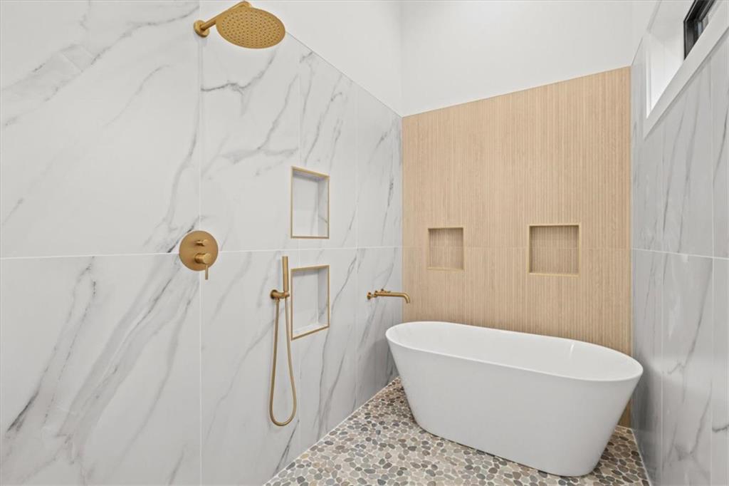 419 Lively Road Waco, GA 30182 - Photo 28 of 48 a bathroom with a toilet and shower