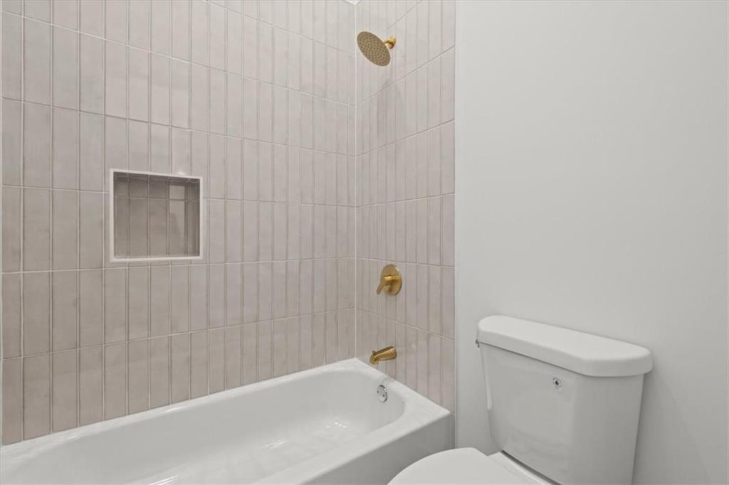 419 Lively Road Waco, GA 30182 - Photo 36 of 48 a bathroom with a toilet and bathtub