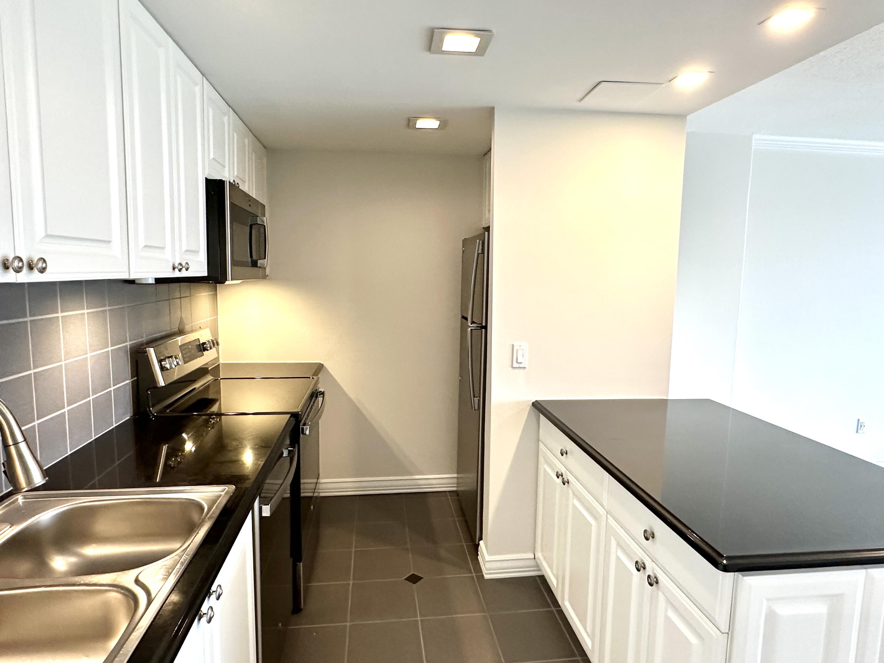 555 South Old Woodward Avenue, Unit 1507 Birmingham, MI 48009 - Photo 5 of 16 new kitchen