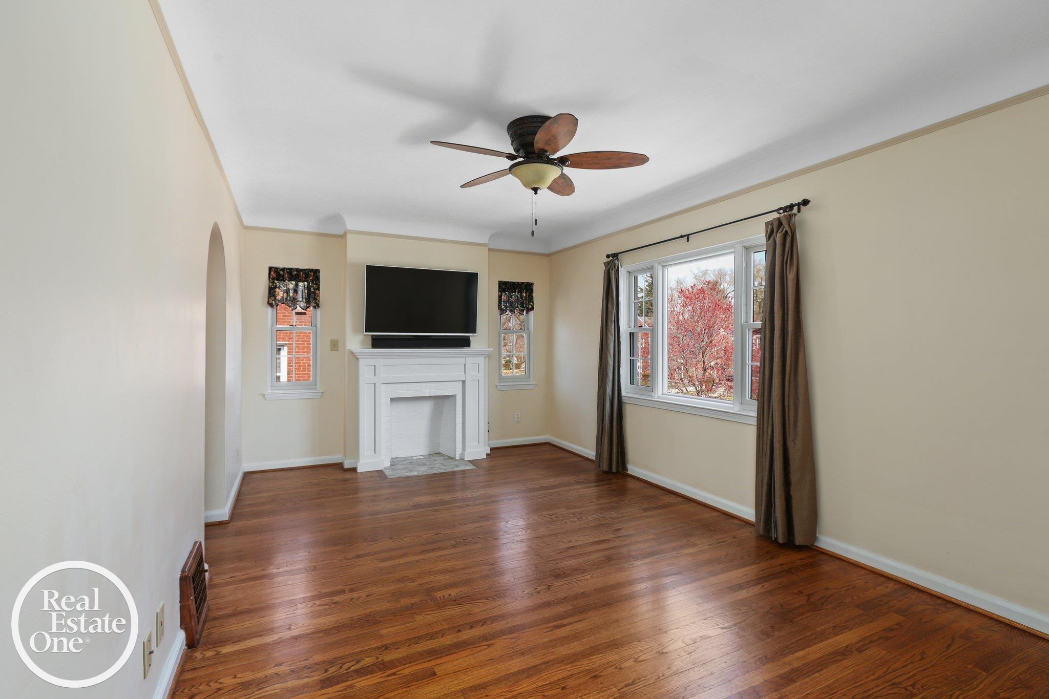 897 Rivard Boulevard Grosse Pointe, MI 48230 - Photo 27 of 42 50212858-1d306509-ddc9-423f-b49a-9a5c53681b4e.JPG
