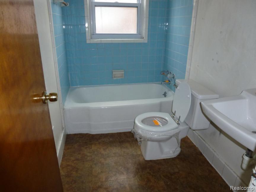 12947 Ashton Road Detroit, MI 48223 - Photo 8 of 10 P1000119_864x648.jpg