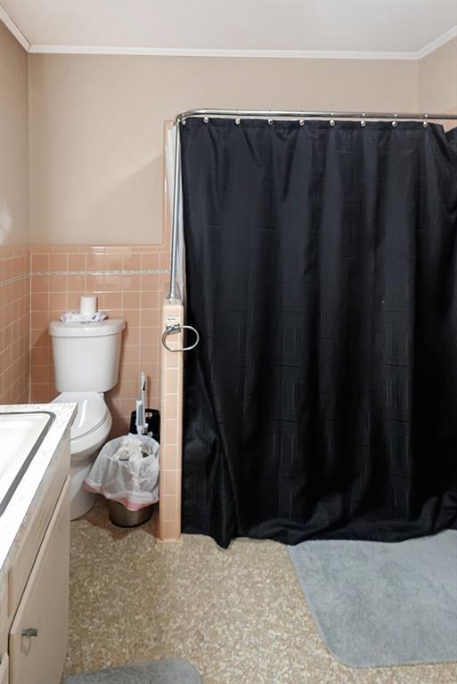 403 West Tarleton Street Stephenville, TX 76401 - Photo 14 of 19 a bathroom with a sink and a toilet