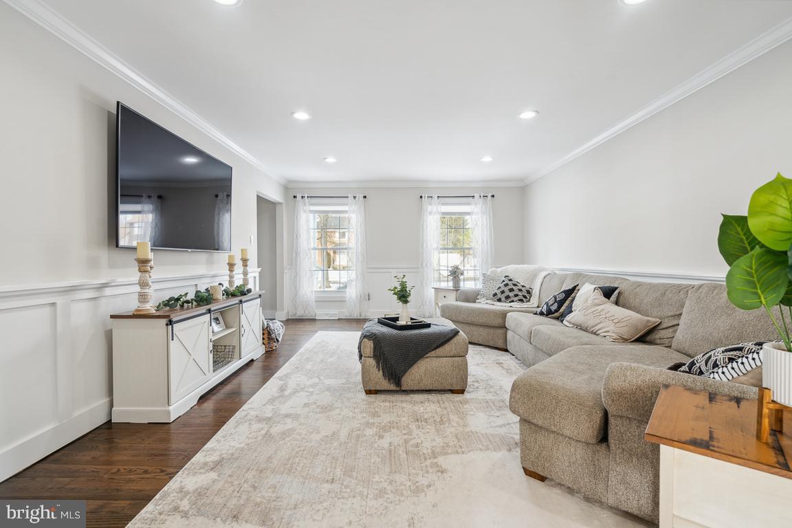 85 Charlann Circle Cherry Hill, NJ 08003 - Photo 3 of 25 Living Room