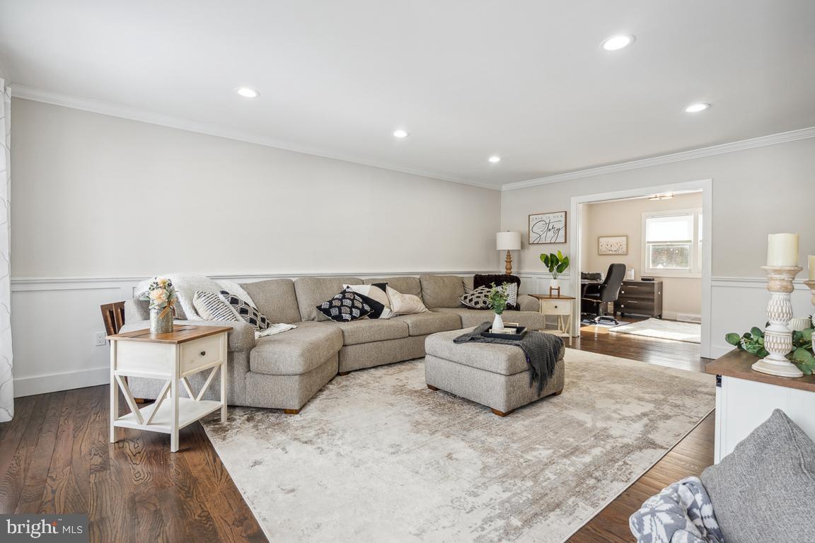 85 Charlann Circle Cherry Hill, NJ 08003 - Photo 4 of 25 Living Room