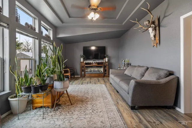 $749,900 | 1010 Kluss Road, Genesee, ID 83832