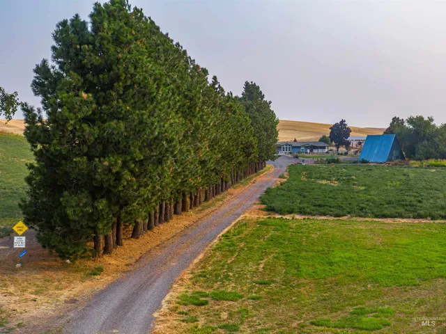 $749,900 | 1010 Kluss Road, Genesee, ID 83832