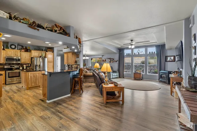 $749,900 | 1010 Kluss Road, Genesee, ID 83832