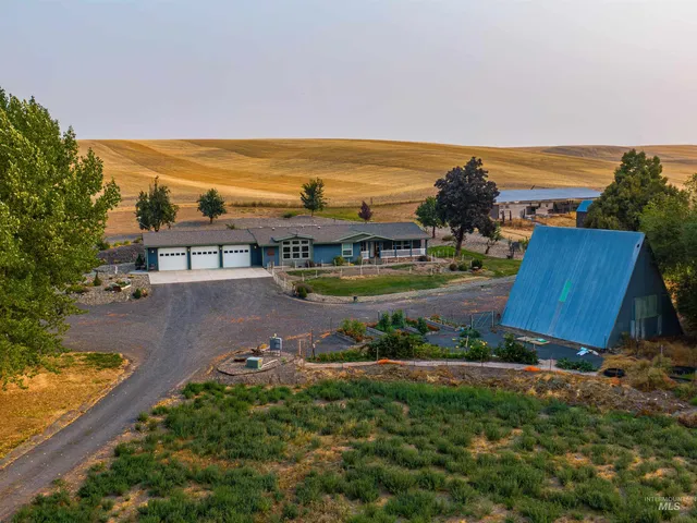 $749,900 | 1010 Kluss Road, Genesee, ID 83832