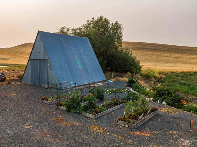 $749,900 | 1010 Kluss Road, Genesee, ID 83832