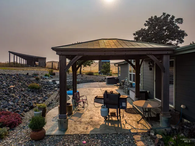 $749,900 | 1010 Kluss Road, Genesee, ID 83832