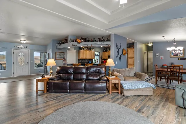 $749,900 | 1010 Kluss Road, Genesee, ID 83832