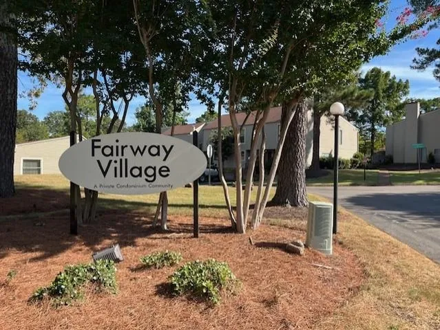 a sign that is sitting on a brick wall