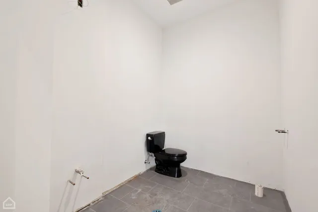 $28 | 4414 North Kedzie Avenue, Chicago, IL 60625