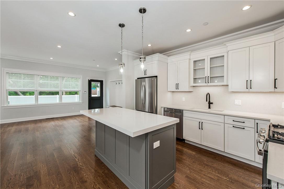 124 B Maple Avenue Rye, NY 10580 - Photo 6 of 27 CUSTOM KITCHEN CABINETS WITH QUARTZ COUNTERTOPS