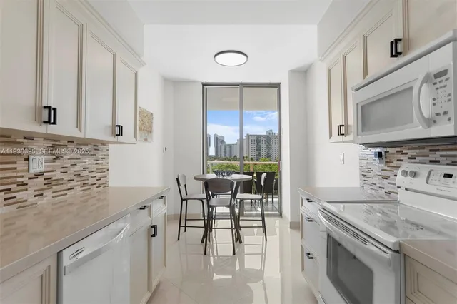 $5,800 | 19500 Turnberry Way, Unit 5F, Aventura, FL 33180