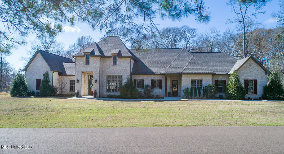 4 Windsor Oak Estates Road Natchez, MS 39120 - Photo 1 of 68 4WindsorOak_Exterior_LoRes-3.jpg ext 3