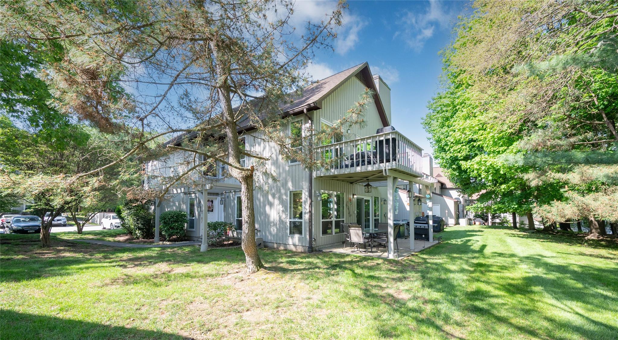 a view of a house with a yard