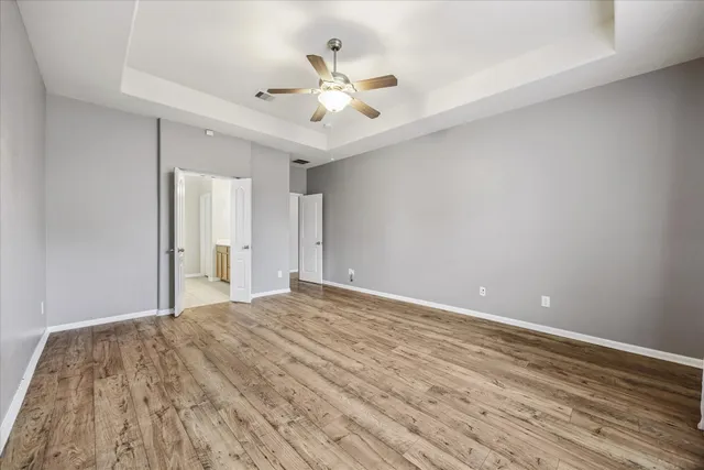 a view of a livingroom with a ceiling fan