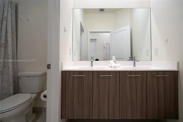 $735,000 | 4552 Northwest 83rd Path, Doral, FL 33166