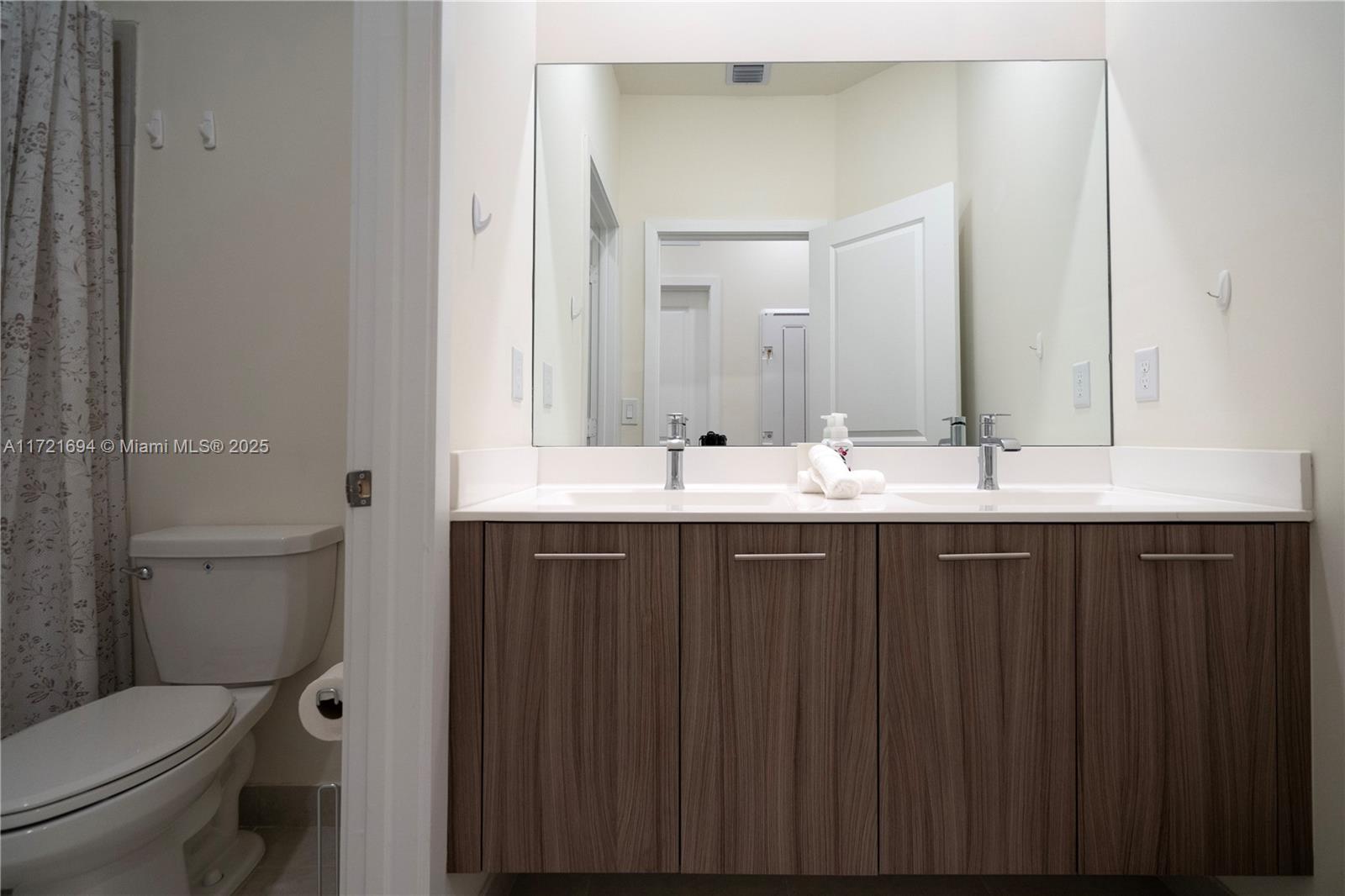 4552 Northwest 83rd Path Doral, FL 33166 - Photo 15 of 23