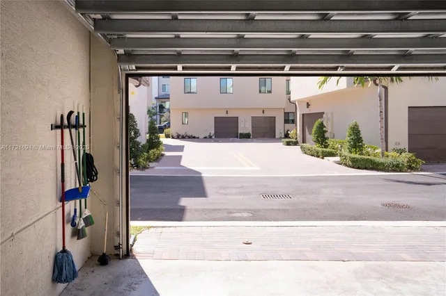 $735,000 | 4552 Northwest 83rd Path, Doral, FL 33166