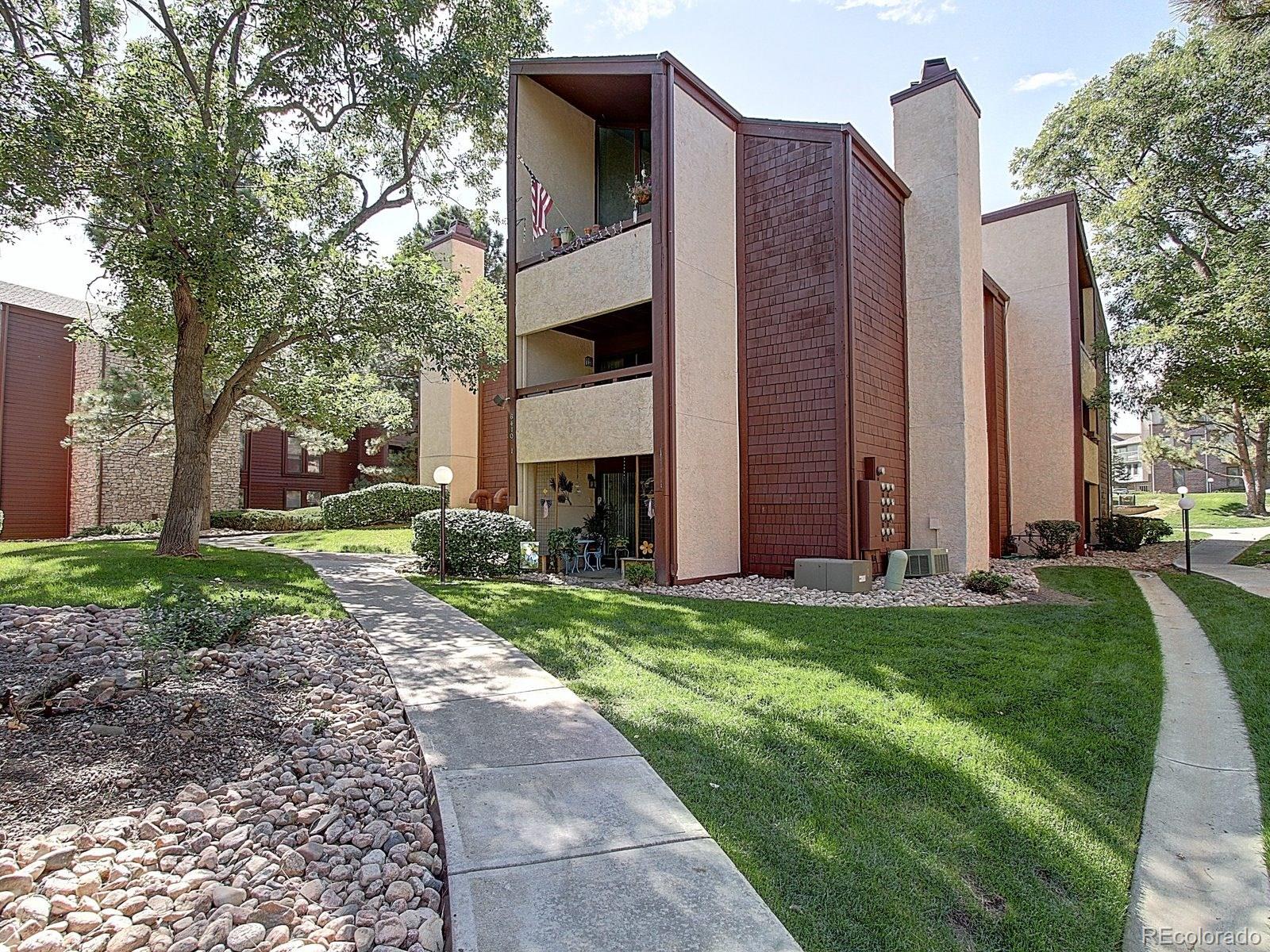 6410 South Dayton Street, Unit I08 Englewood, CO 80111 - Photo 29 of 32 a view of a back yard of the house