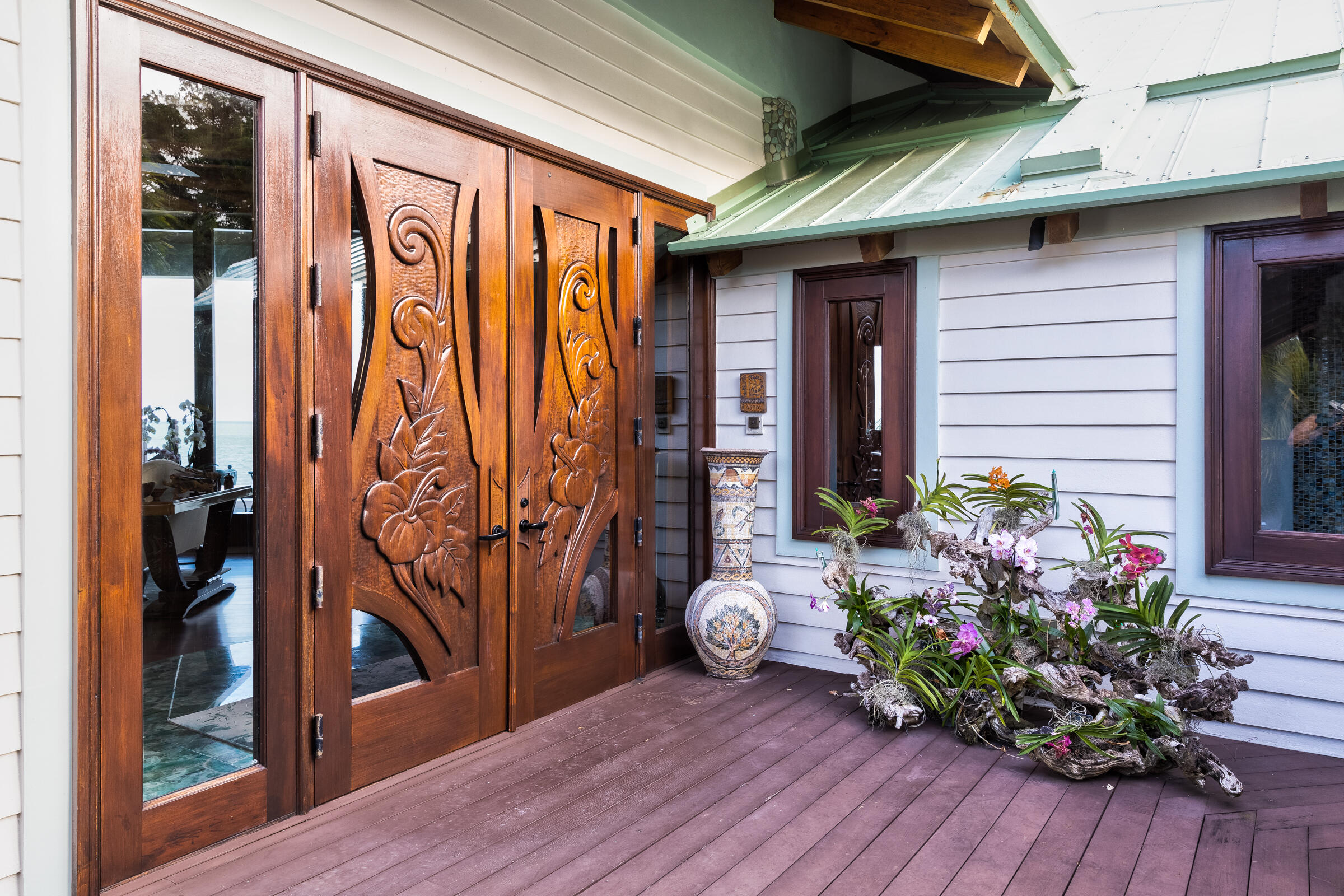89301 Old State Road Tavernier, FL 33070 - Photo 11 of 99 a front view of a house with a porch
