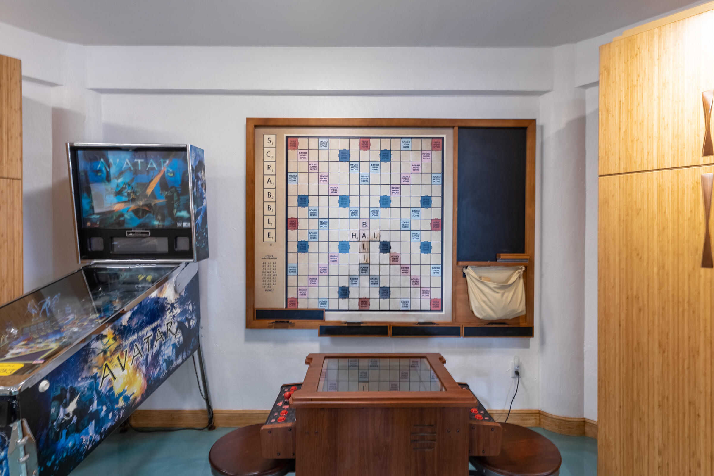 89301 Old State Road Tavernier, FL 33070 - Photo 70 of 99 a living room with furniture a flat screen tv and a window