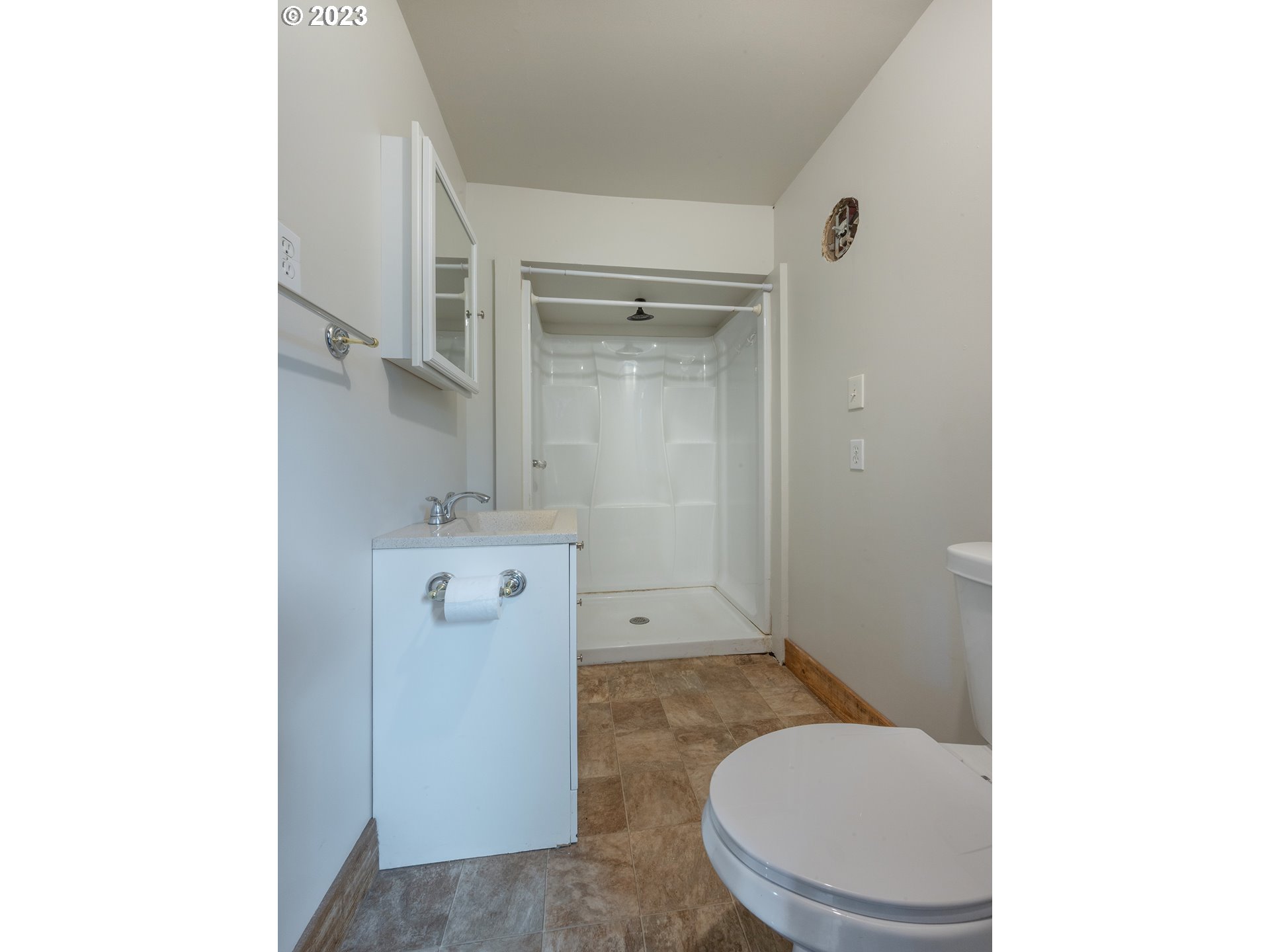 1590 Romie Howard Road Yoncalla, OR 97499 - Photo 27 of 48 a bathroom with a toilet a sink and mirror