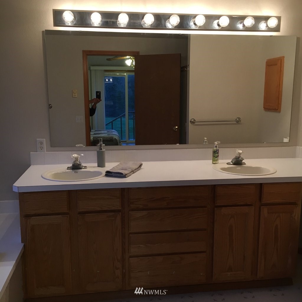 896 King Road Winlock, WA 98596 - Photo 14 of 39 a bathroom with a sink and mirror