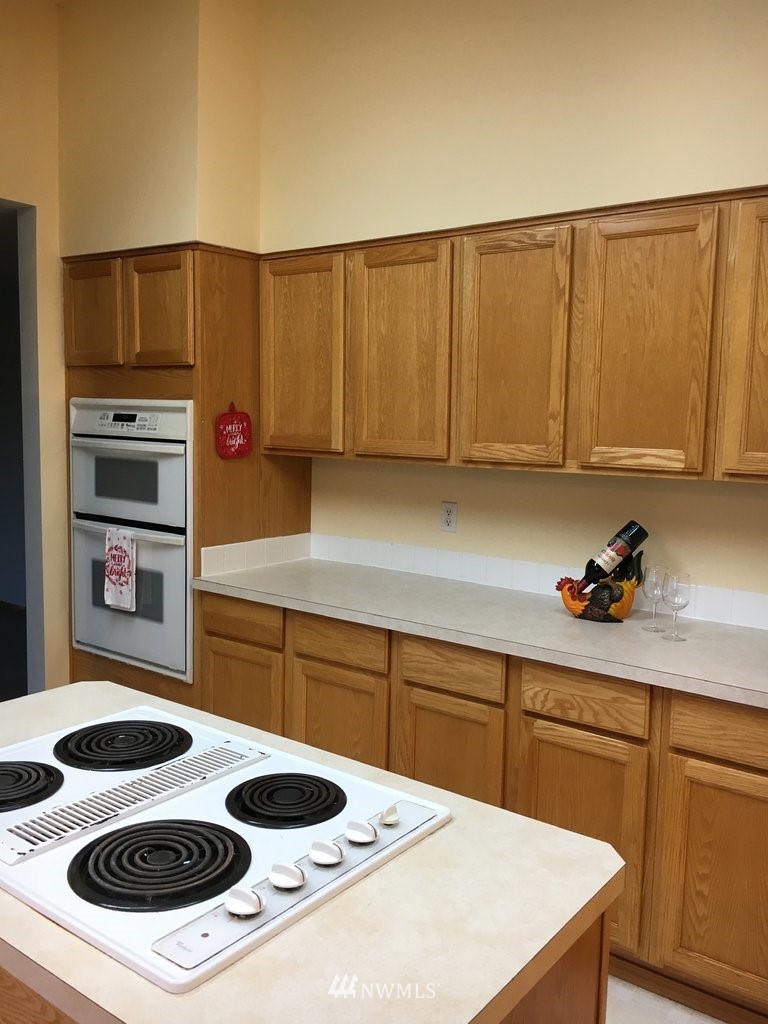 896 King Road Winlock, WA 98596 - Photo 8 of 39 a kitchen with a stove and a refrigerator