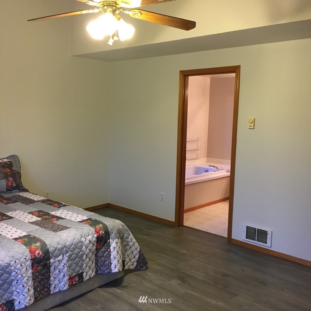 896 King Road Winlock, WA 98596 - Photo 10 of 39 a bedroom with a bed and a window