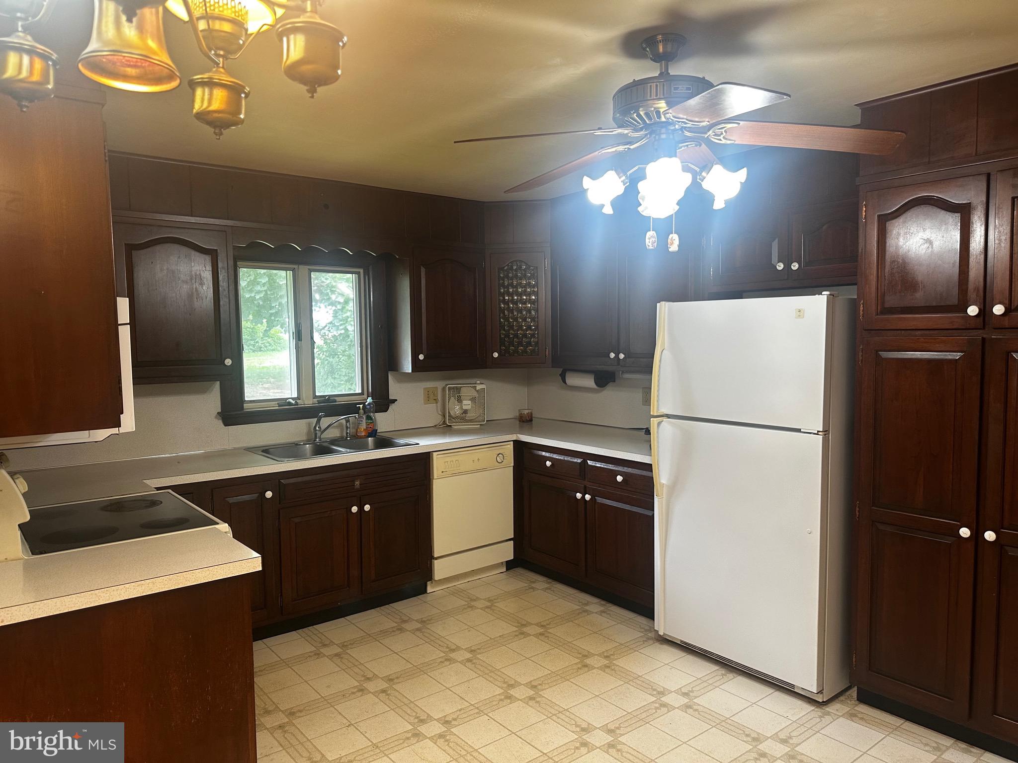 29 Oberholtzer Road Elizabethtown, PA 17022 - Photo 8 of 27 KITCHEN