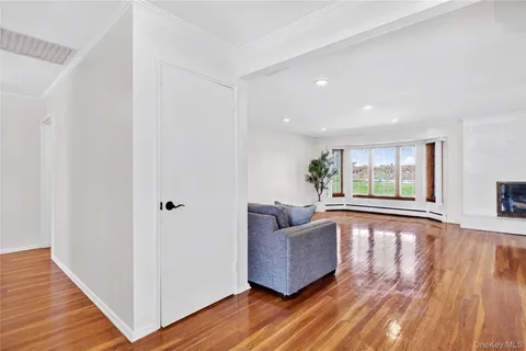 $1,195,000 | 11 Hazelwood Drive, Jericho, NY 11753