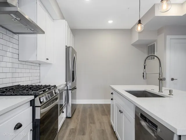 $3,495 | 261 Washington Boulevard, Unit 505, Oak Park, IL 60302