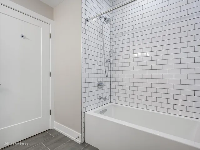 $3,495 | 261 Washington Boulevard, Unit 505, Oak Park, IL 60302